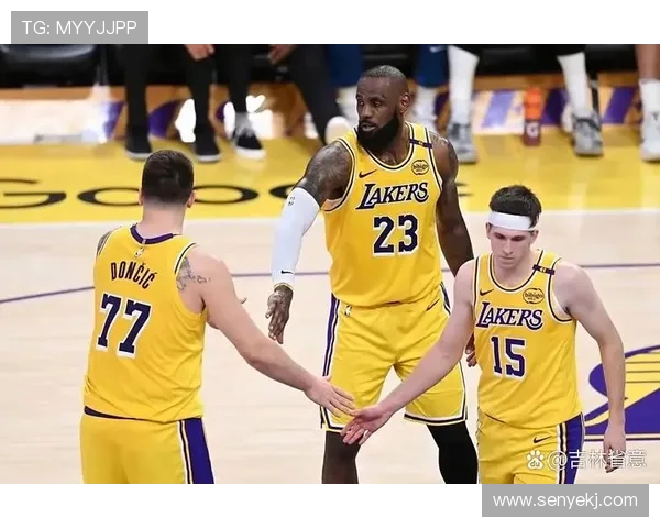 詹姆斯领衔湖人对决老鹰球迷期待精彩对抗与激烈较量 詹姆斯领衔湖人对决老鹰球迷期待精彩对抗与激烈较量
